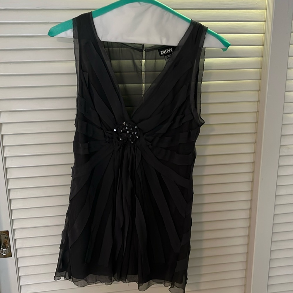 DKNY Gray Top with floral on front. Size 6.